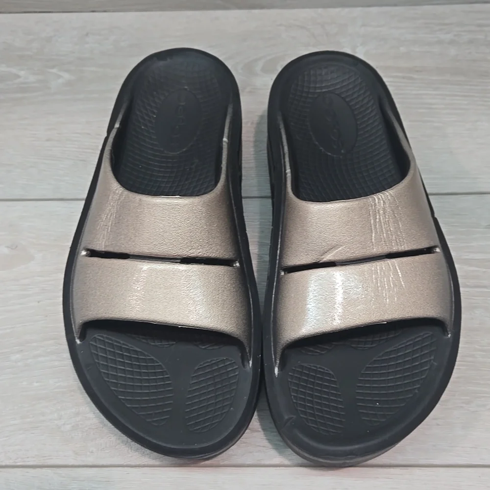 OOFOS Metallic Silver Slide Clogs - Picture 3 of 11